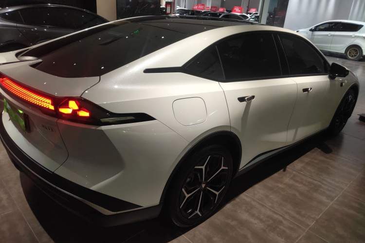 Used  SL03 2023 200Max Range-Extended Version
