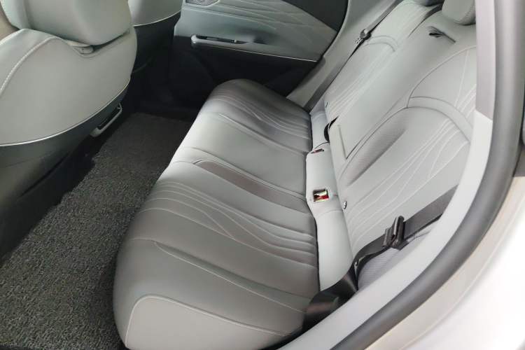 Used  E8 2024 550 km Range Rear-Drive MAX
