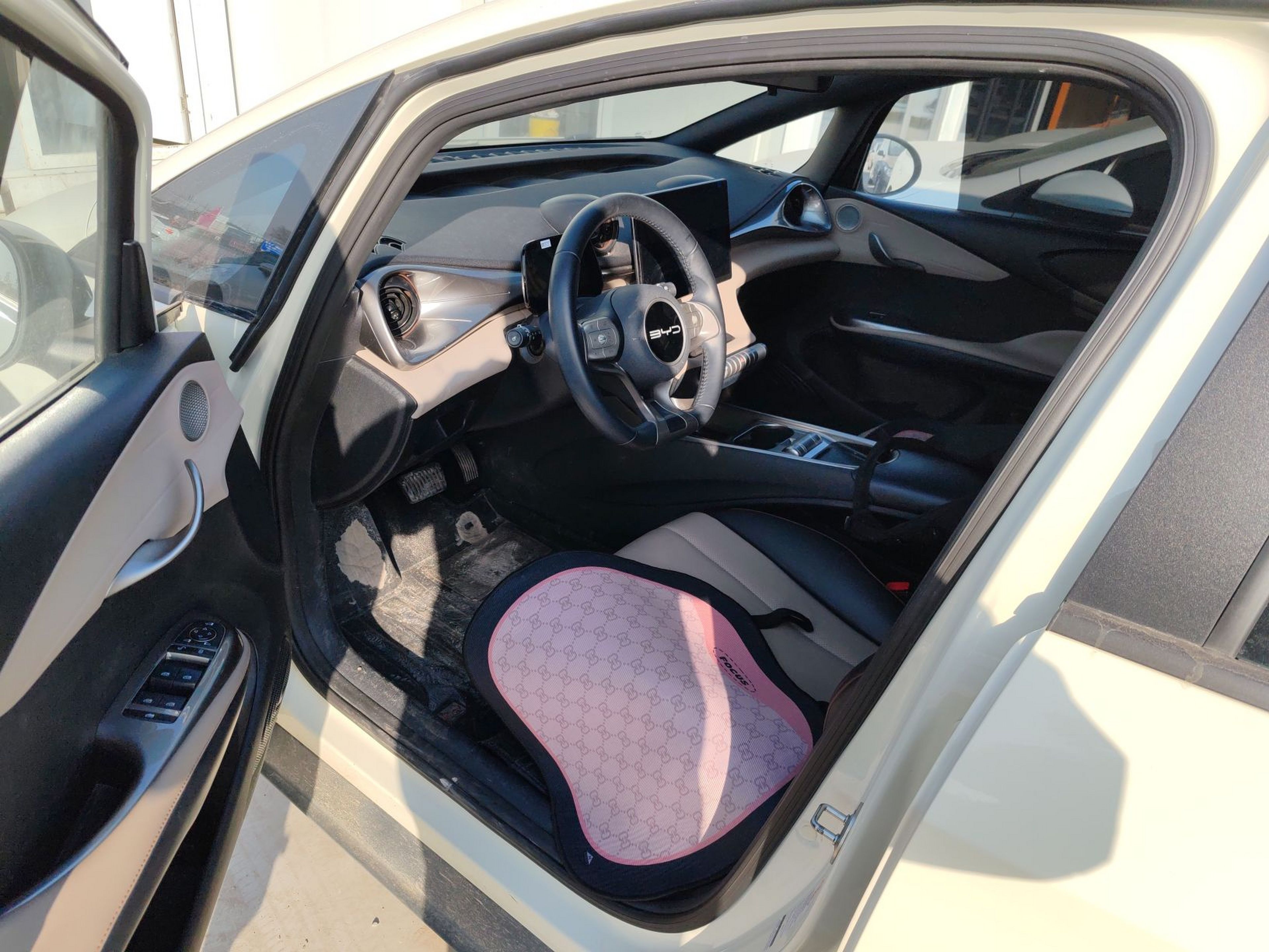 Переднее сиденье в автомобиле