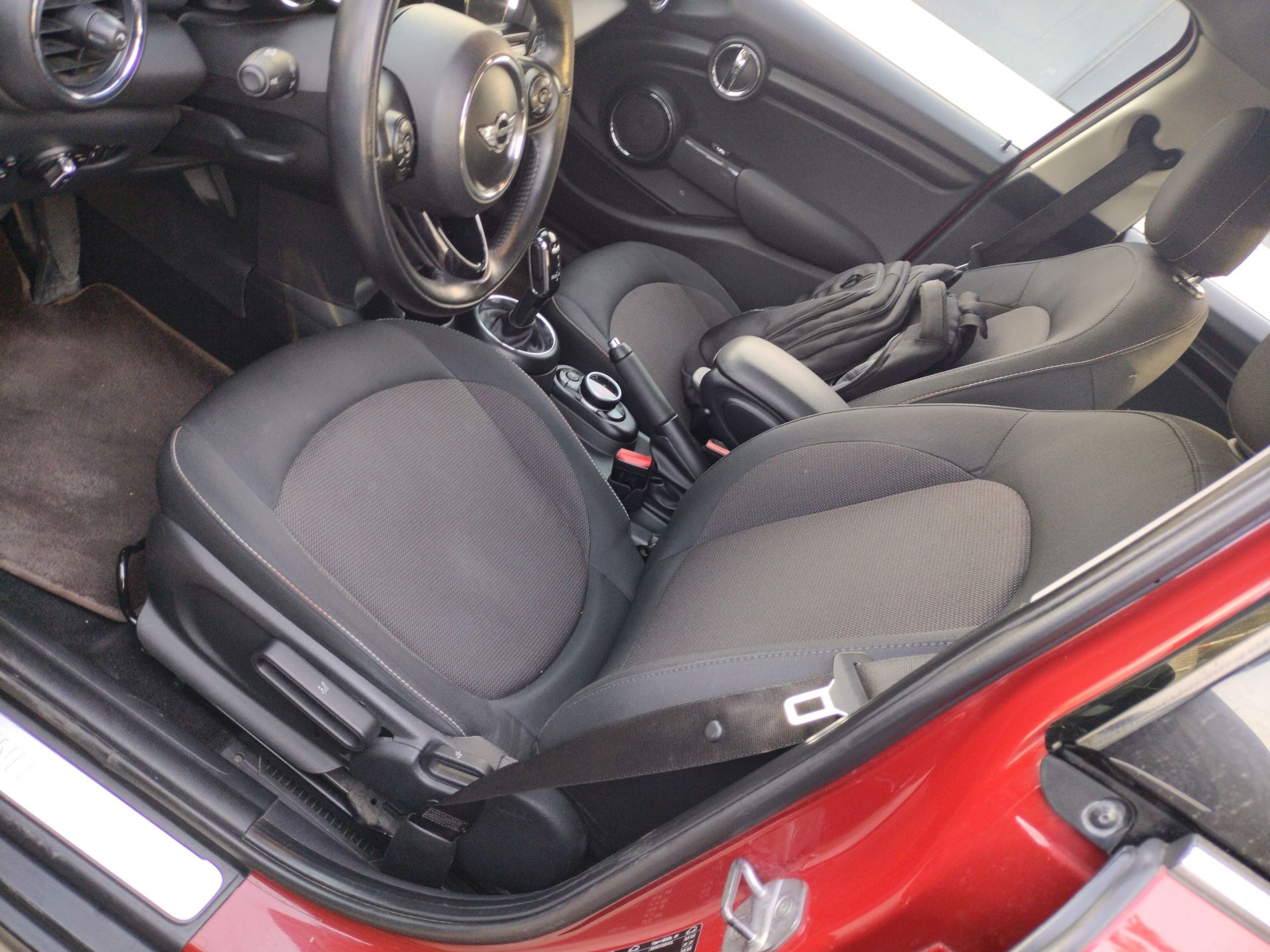 Переднее сиденье в автомобиле