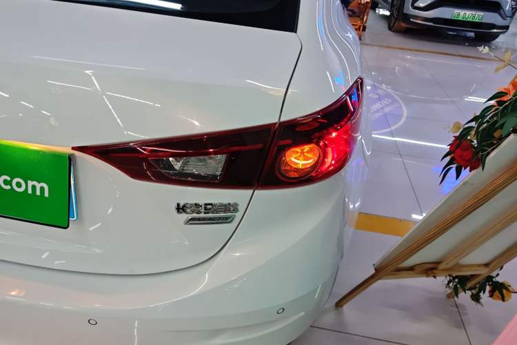 Used Mazda Mazda 3 Axela 2016 Sedan 1.5L Automatic Luxury Model
