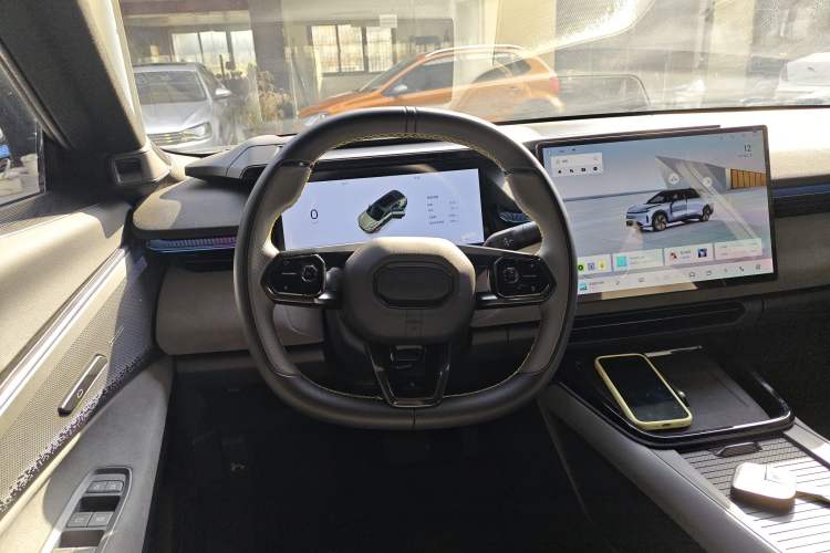 Used Lynk & Co 08 EM-P 2025 220 km All-Wheel-Drive Performance Halo
