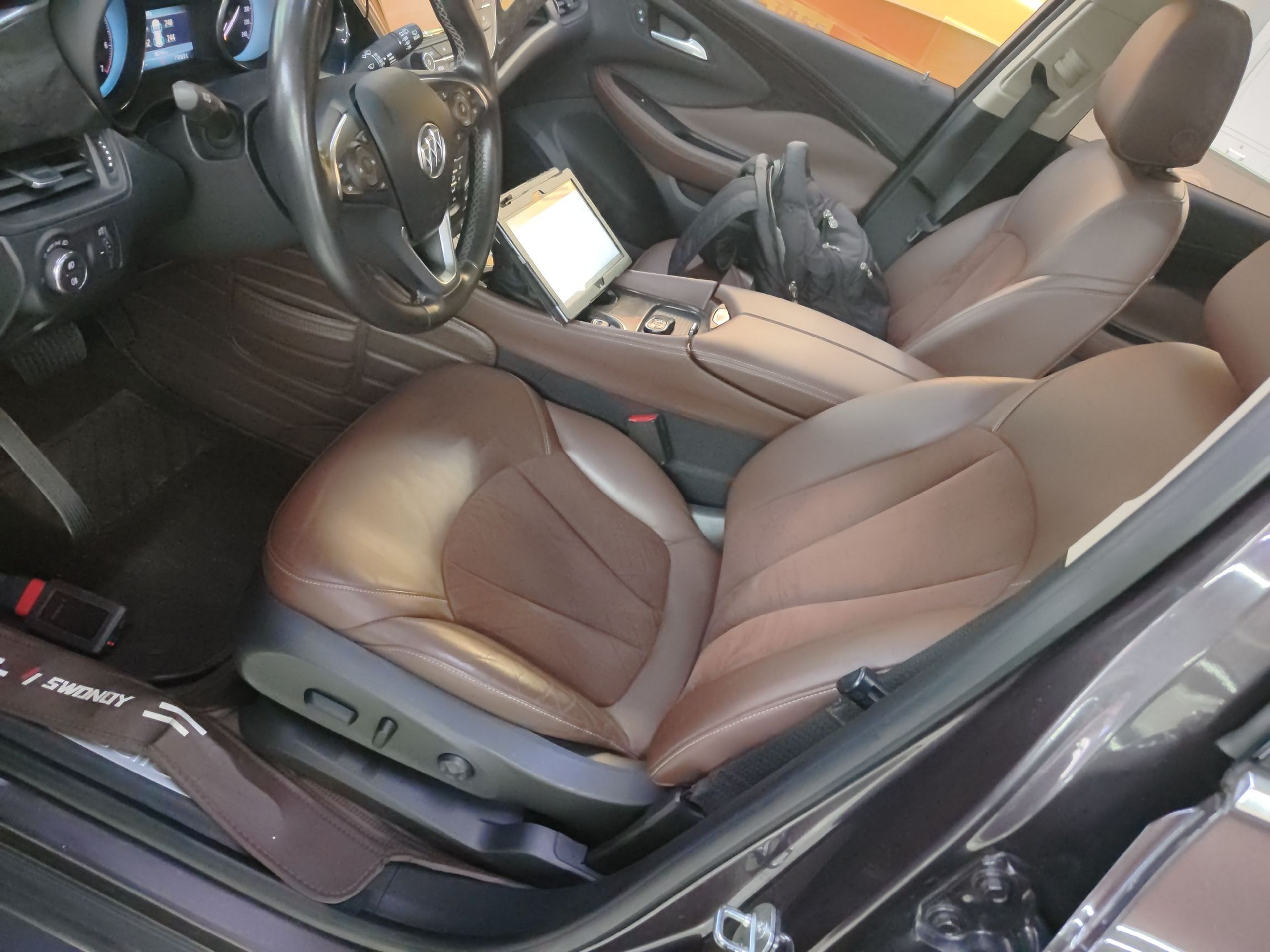 المقاعد الأمامية داخل السيارة