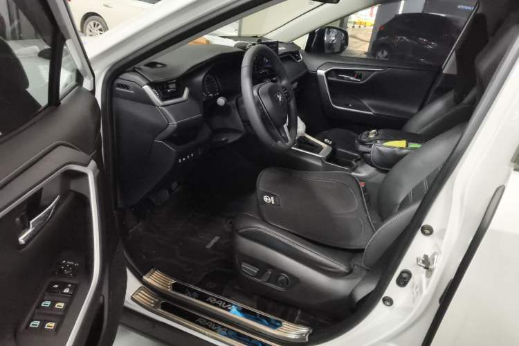 Used Toyota RAV4 2023 2.0L CVT Two-Wheel Drive Fashion Plus Edition
