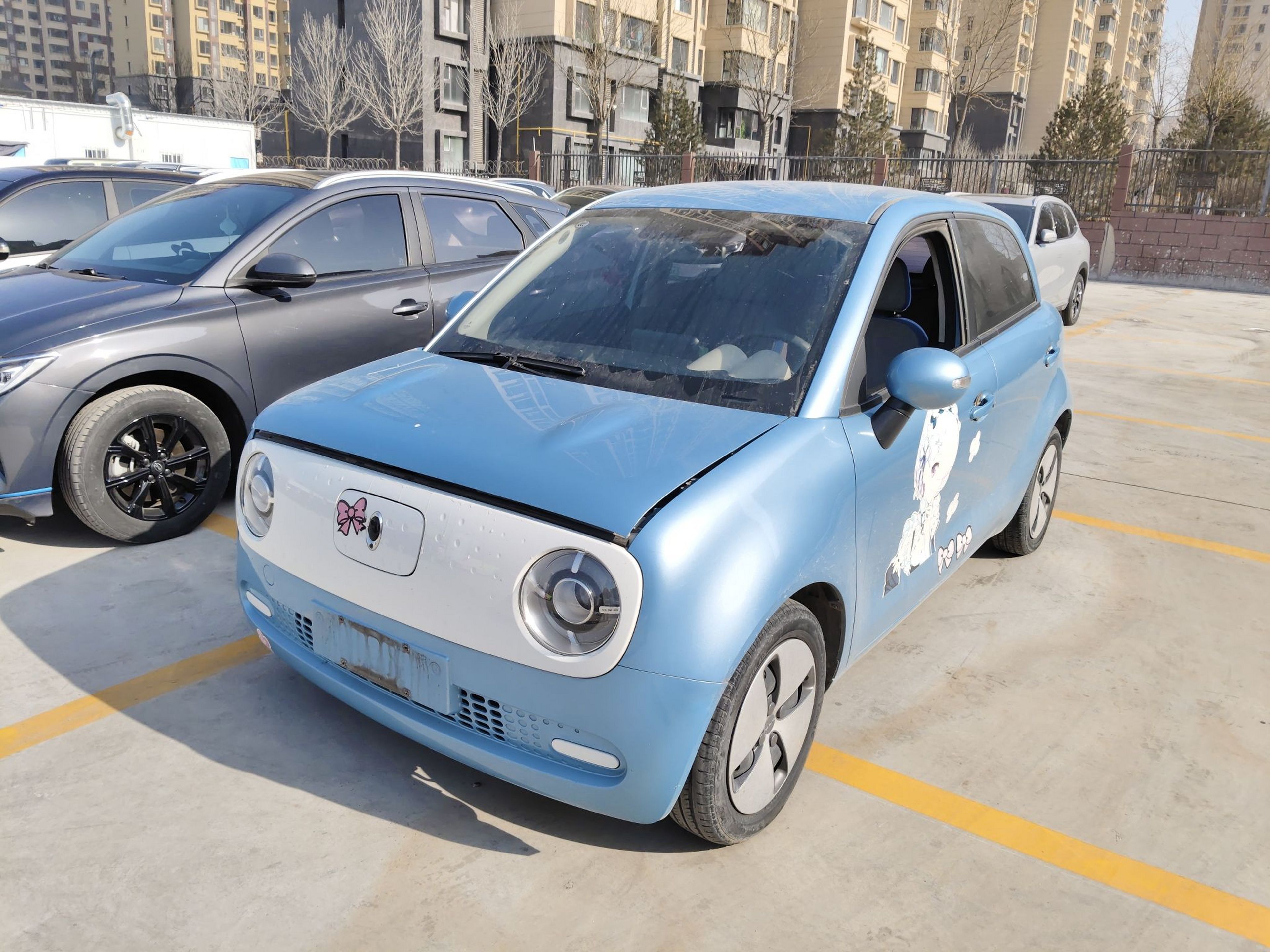 Под передней частью автомобиля