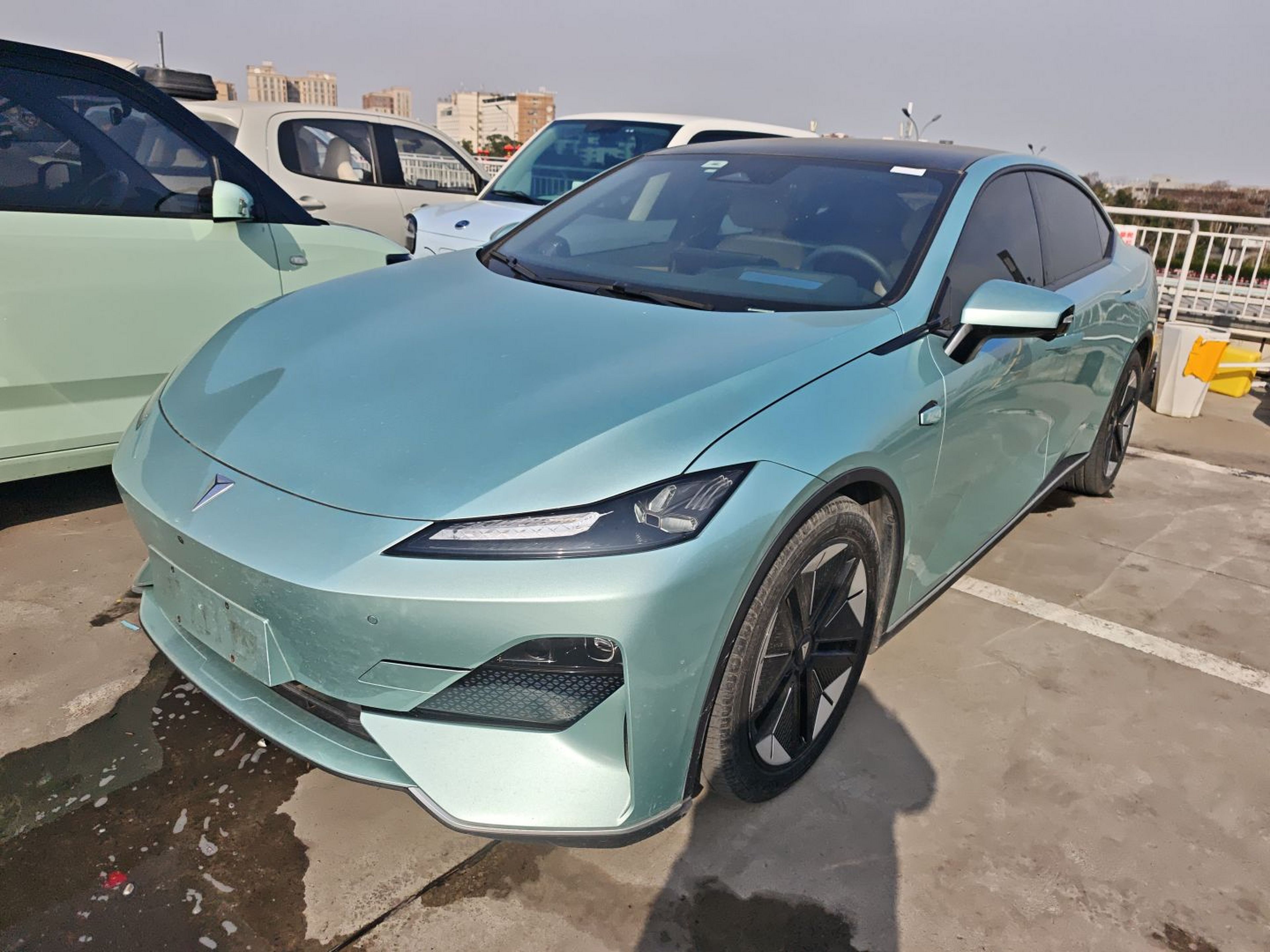 Под передней частью автомобиля