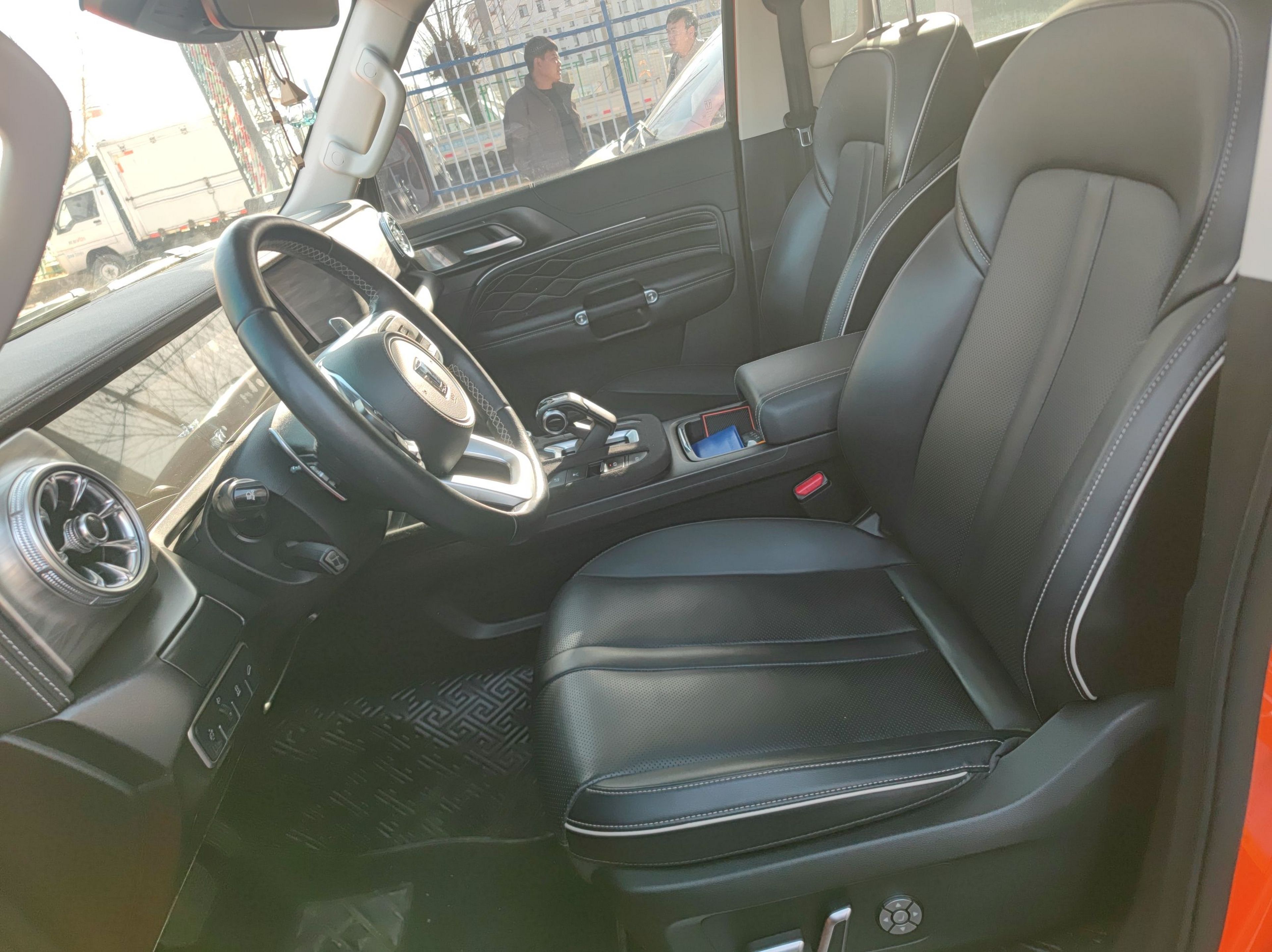 المقاعد الأمامية داخل السيارة