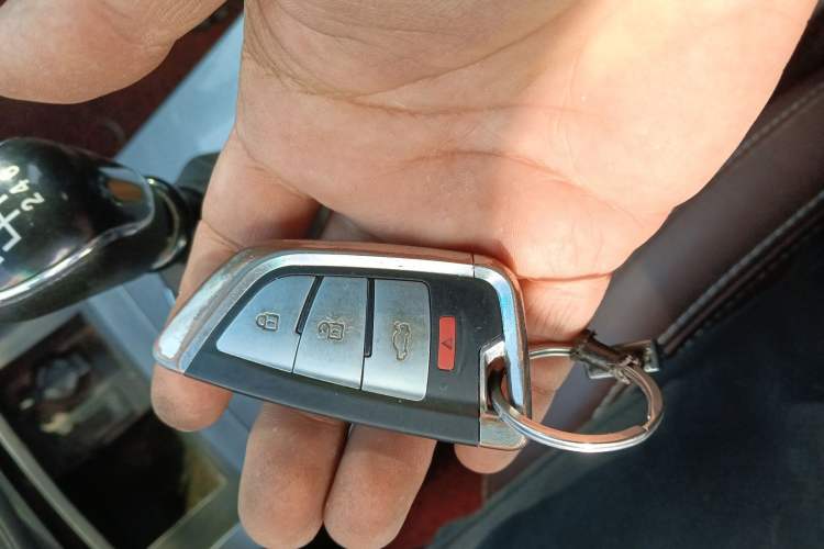 Used JAC T8 2018 2.0T Diesel Two-Wheel Drive Luxury Trim with Dual HFC4DB2-1D
