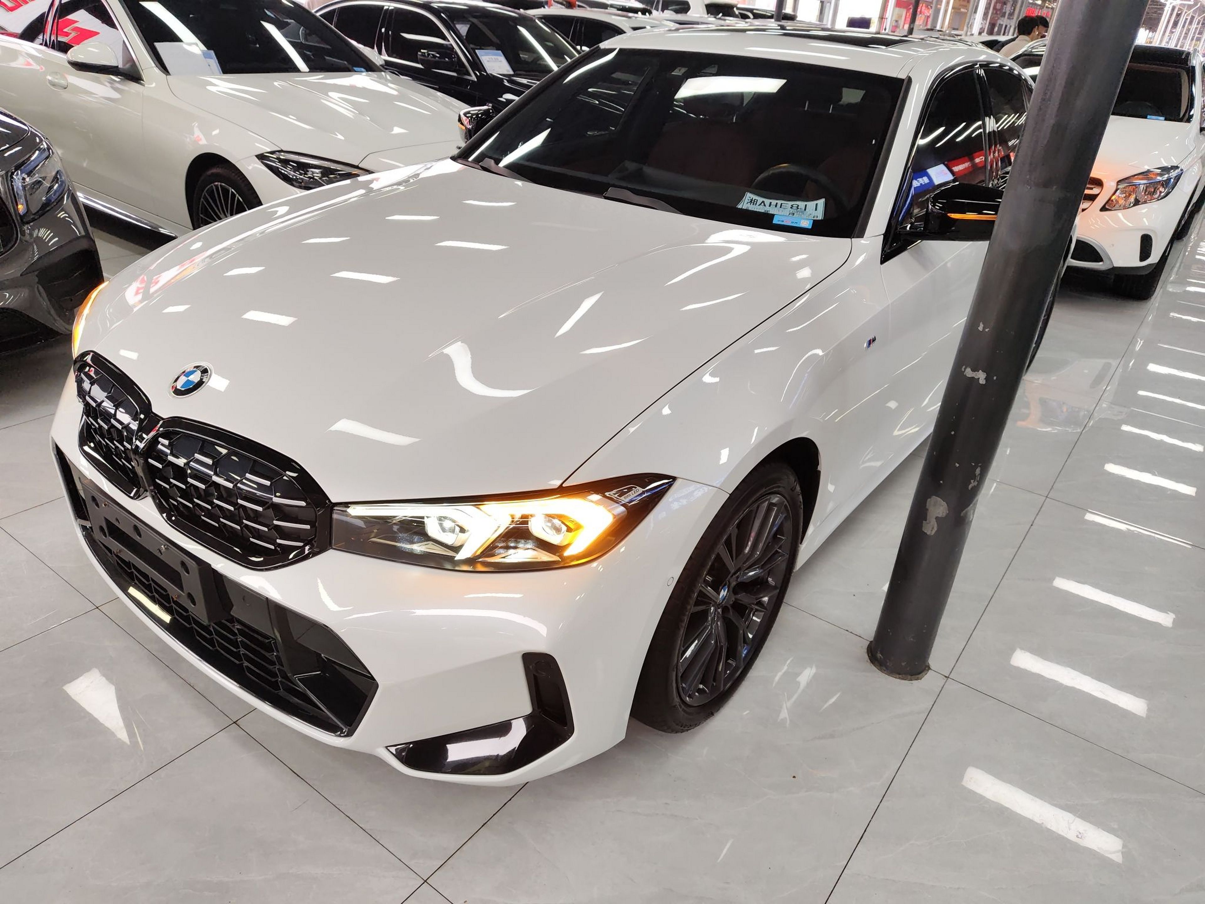 تحت مقدمة السيارة