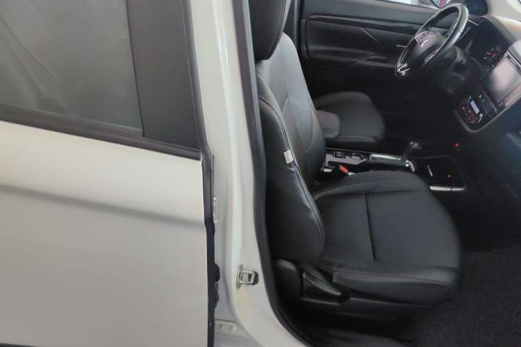 Used Mitsubishi Outlander 2017 2.0L Two-Wheel Drive Glory Edition 5 Seats
