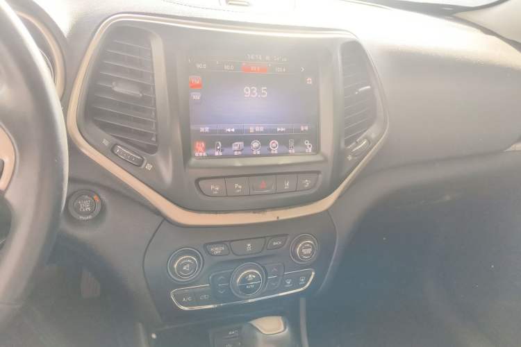 Used  Cherokee 2014 2.4L Luxury Edition
