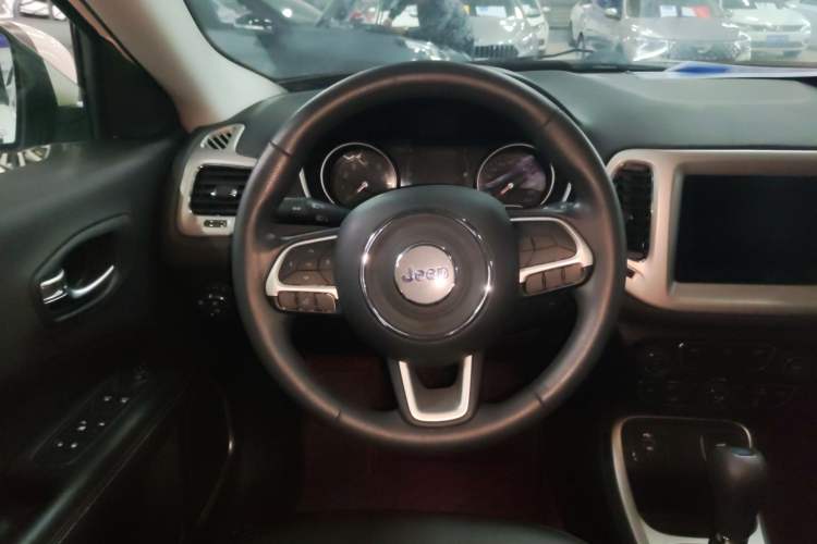 Used  Compass 2019 220T Automatic Enjoyment Version
