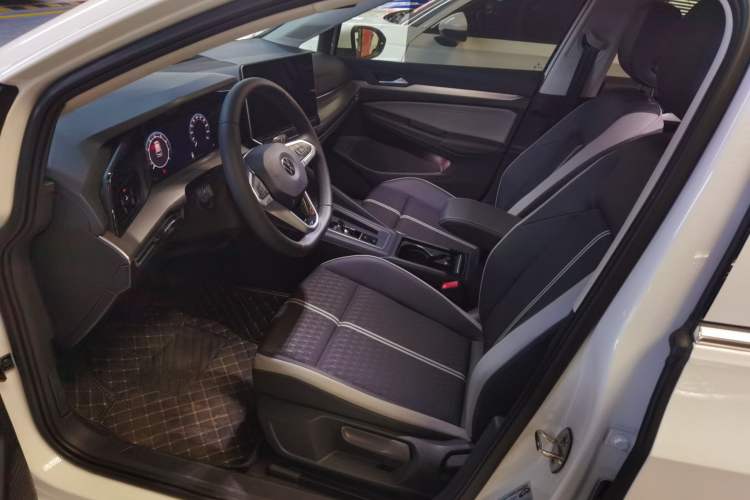 Used Volkswagen Golf 2025 300TSI Pro
