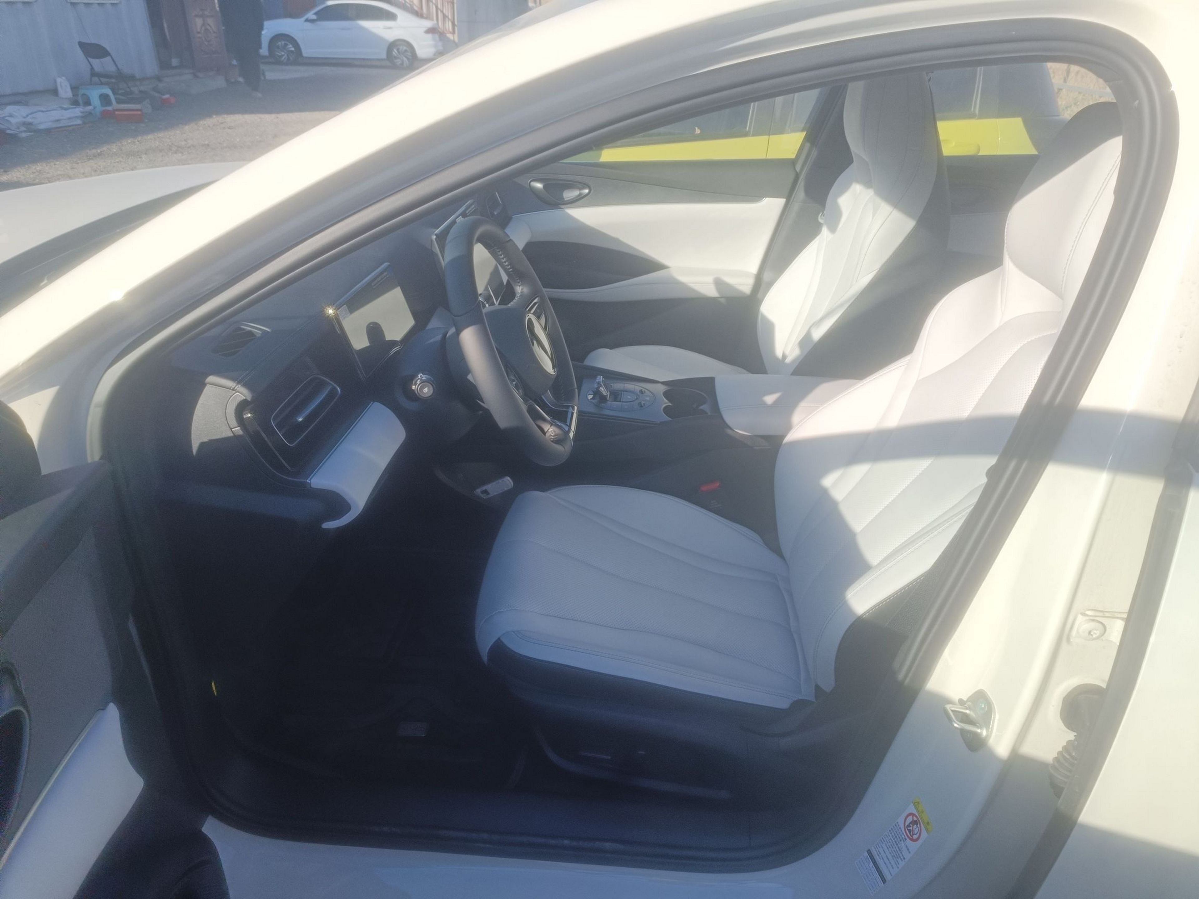 المقاعد الأمامية داخل السيارة