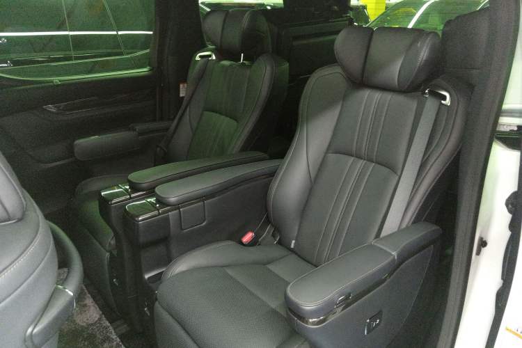 Used Lexus LM 2020 300h Seven-Seat Elegant Edition
