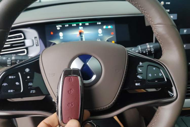 Used Denza D9 2022 DM-i 1040 Prestige Model
