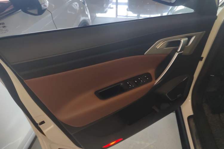 Used Geely Auto Emgrand X7 Sport 2018 1.8TD Automatic Two-Wheel Drive ZhiZun Model with 4G Connectivity
