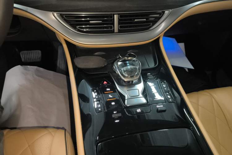 Used Denza D9 2024 DM-i 980 Four-Wheel Drive Prestige Model
