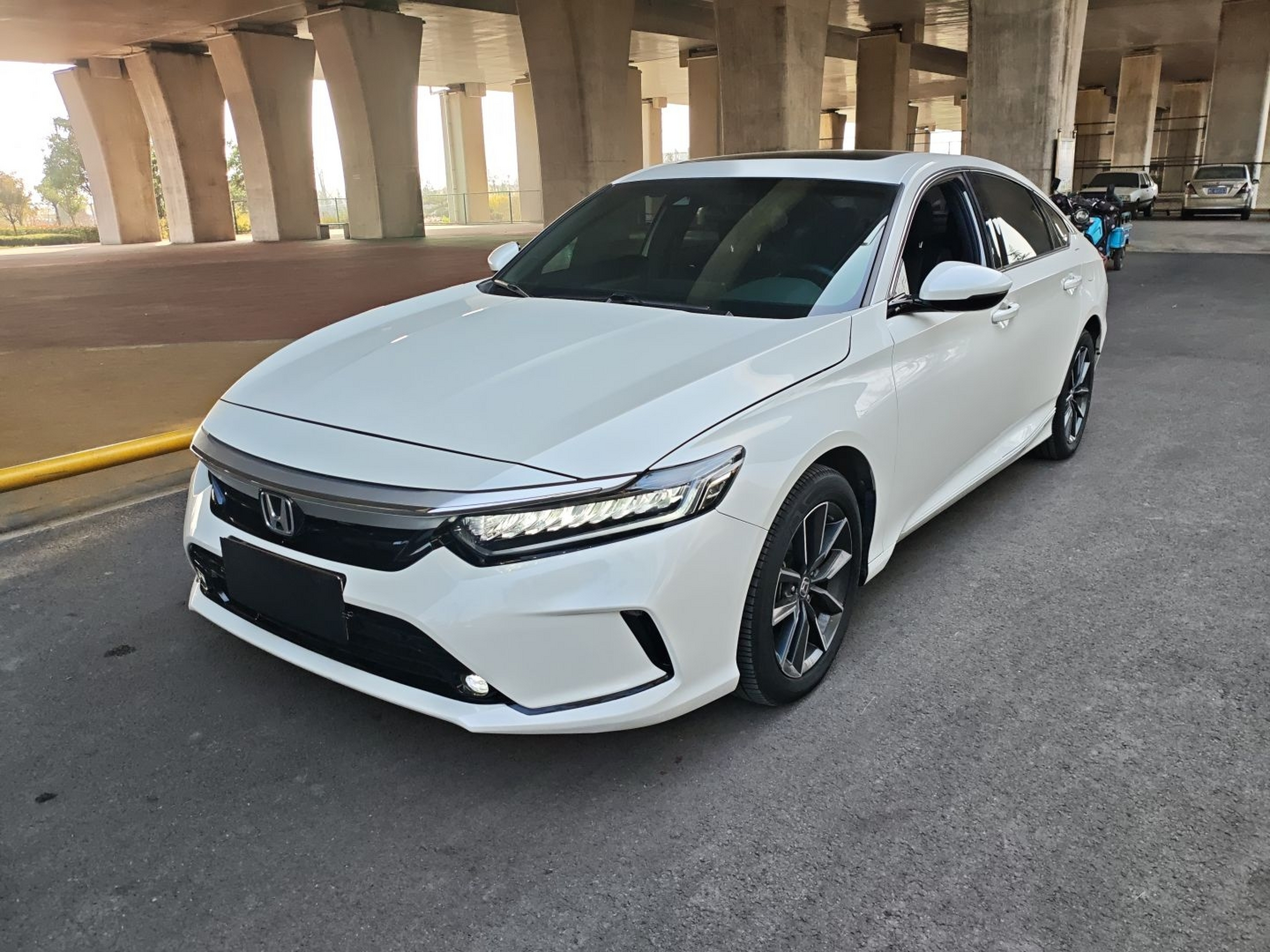 تحت مقدمة السيارة