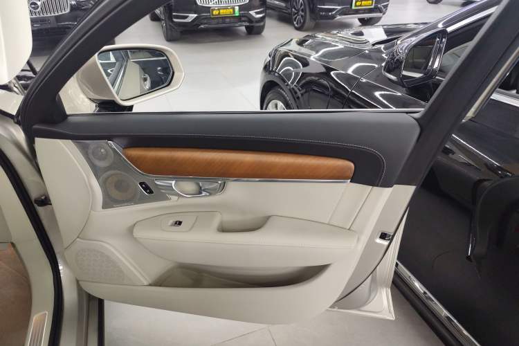 Used Volvo S90 New Energy 2019 T8 E-Drive Hybrid Honor Edition 3 Seats China VI Standard
