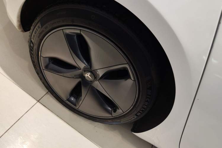 Used Tesla Model 3 2019 Long-Range All-Wheel-Drive Version
