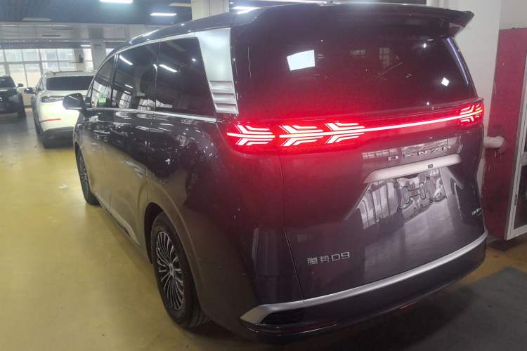 Used Denza D9 2025 DM-i Intelligent Drive 1020 Four-Wheel Drive Prestige Model
