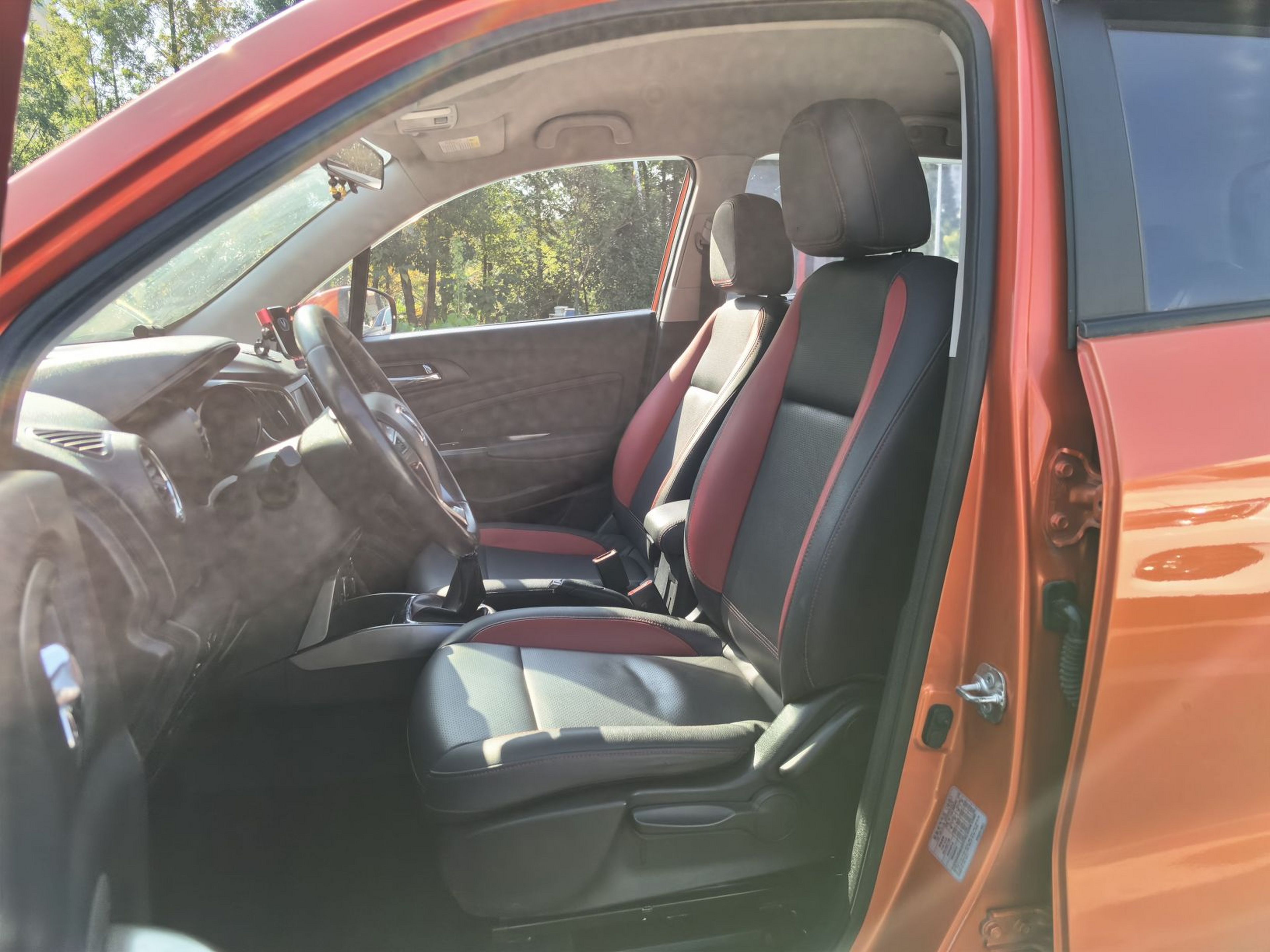 المقاعد الأمامية داخل السيارة