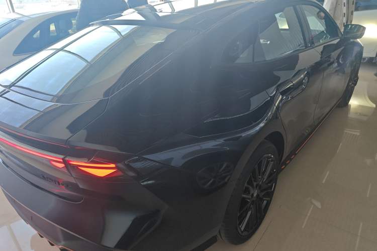 Used Changan UNI-V 2025 Model Third-Generation 2.0T Dynamic Edition