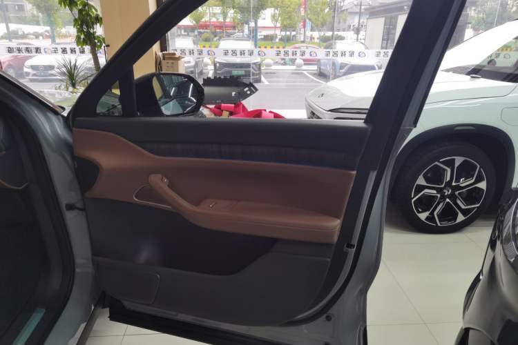 Used Nio ES8 2023 75 kWh Executive Edition
