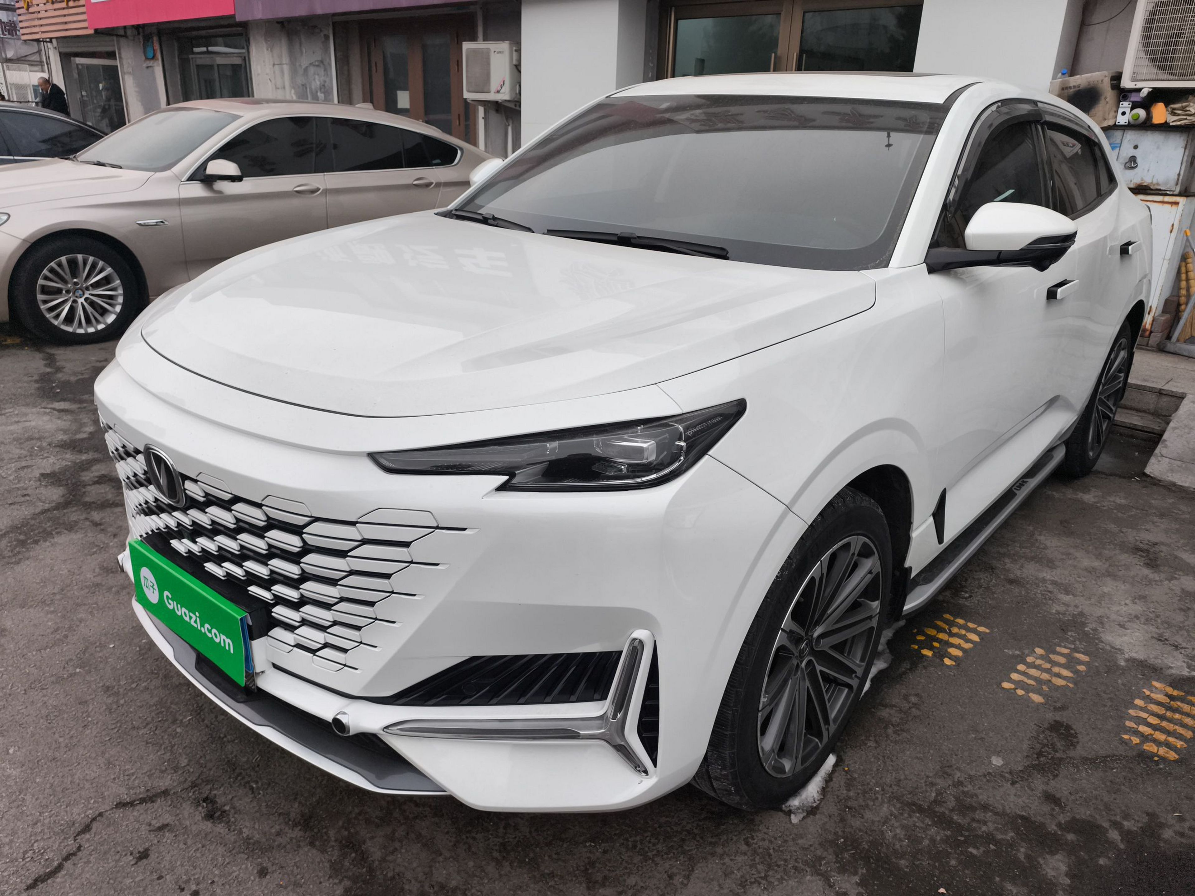 تحت مقدمة السيارة