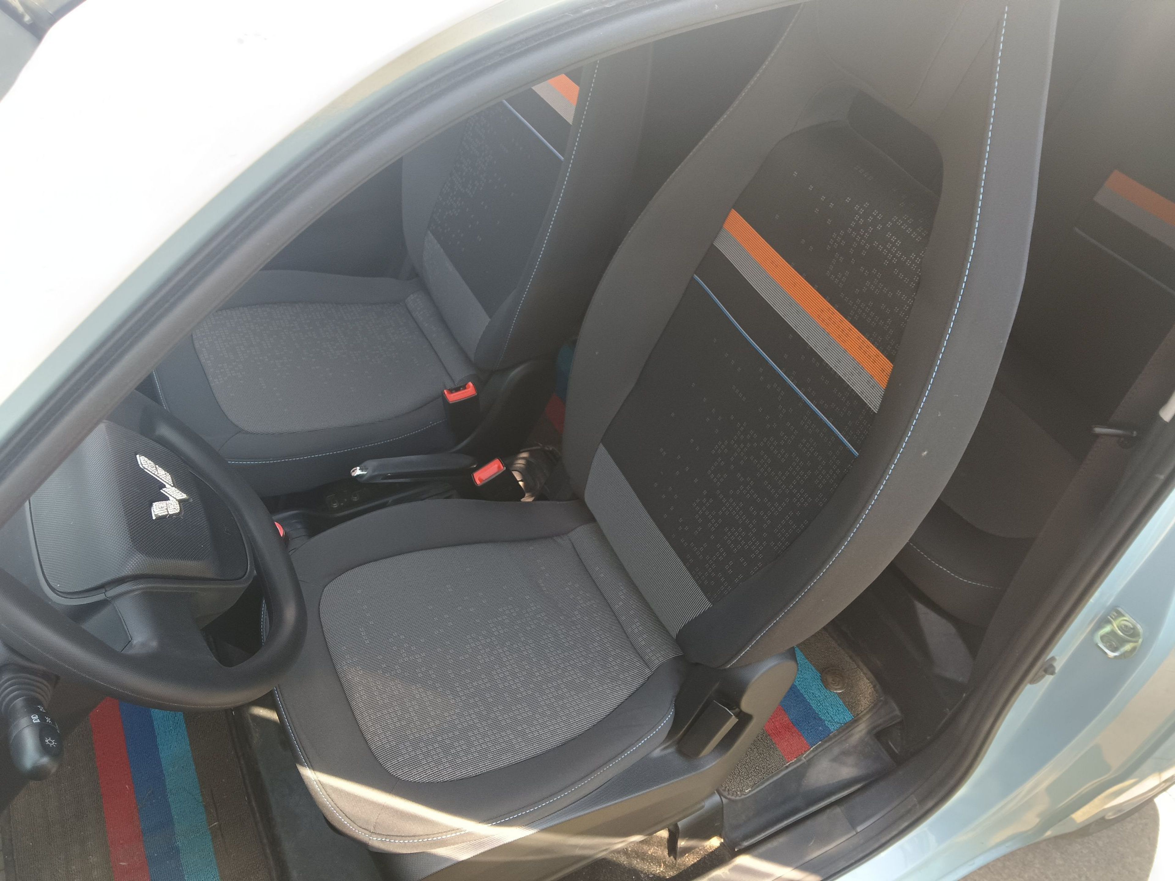 المقاعد الأمامية داخل السيارة