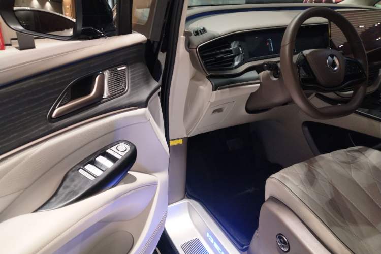 Used Denza D9 2022 DM-i 970 Four-Wheel Drive Flagship Model
