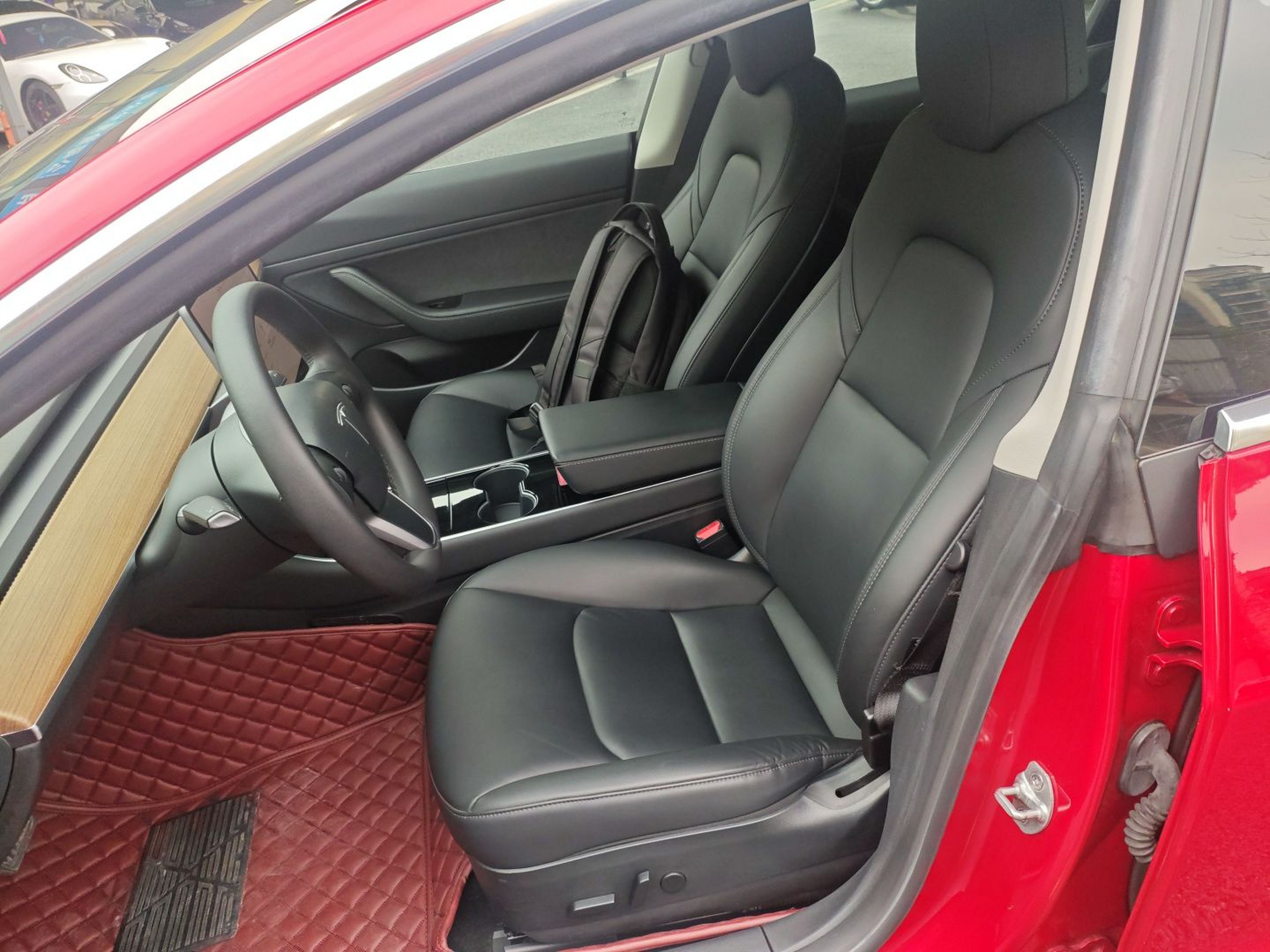 Переднее сиденье в автомобиле