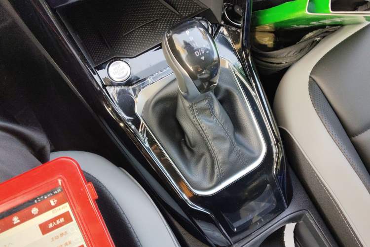 Used Volkswagen T-ROC 2025 Facelifted 300TSI DSG Two-Wheel-Drive Starlight Edition
