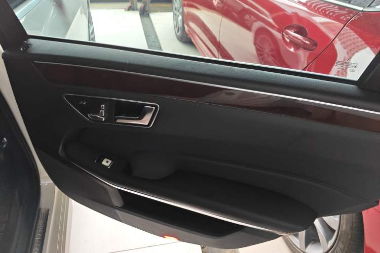 Used Mercedes-Benz E-Class 2015 Facelift E 200 L
