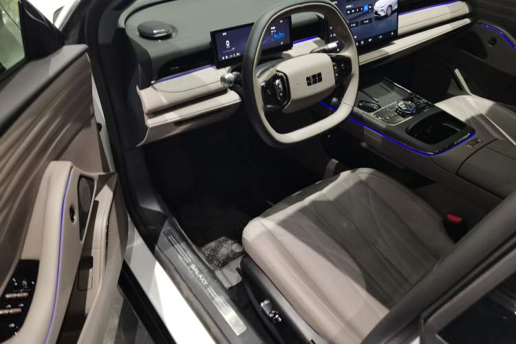 Used  Galaxy 8 2025 130km EM-i Deluxe Edition