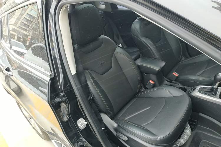 Used  Compass 2019 200T Automatic Family Edition - Connected Large Screen Version