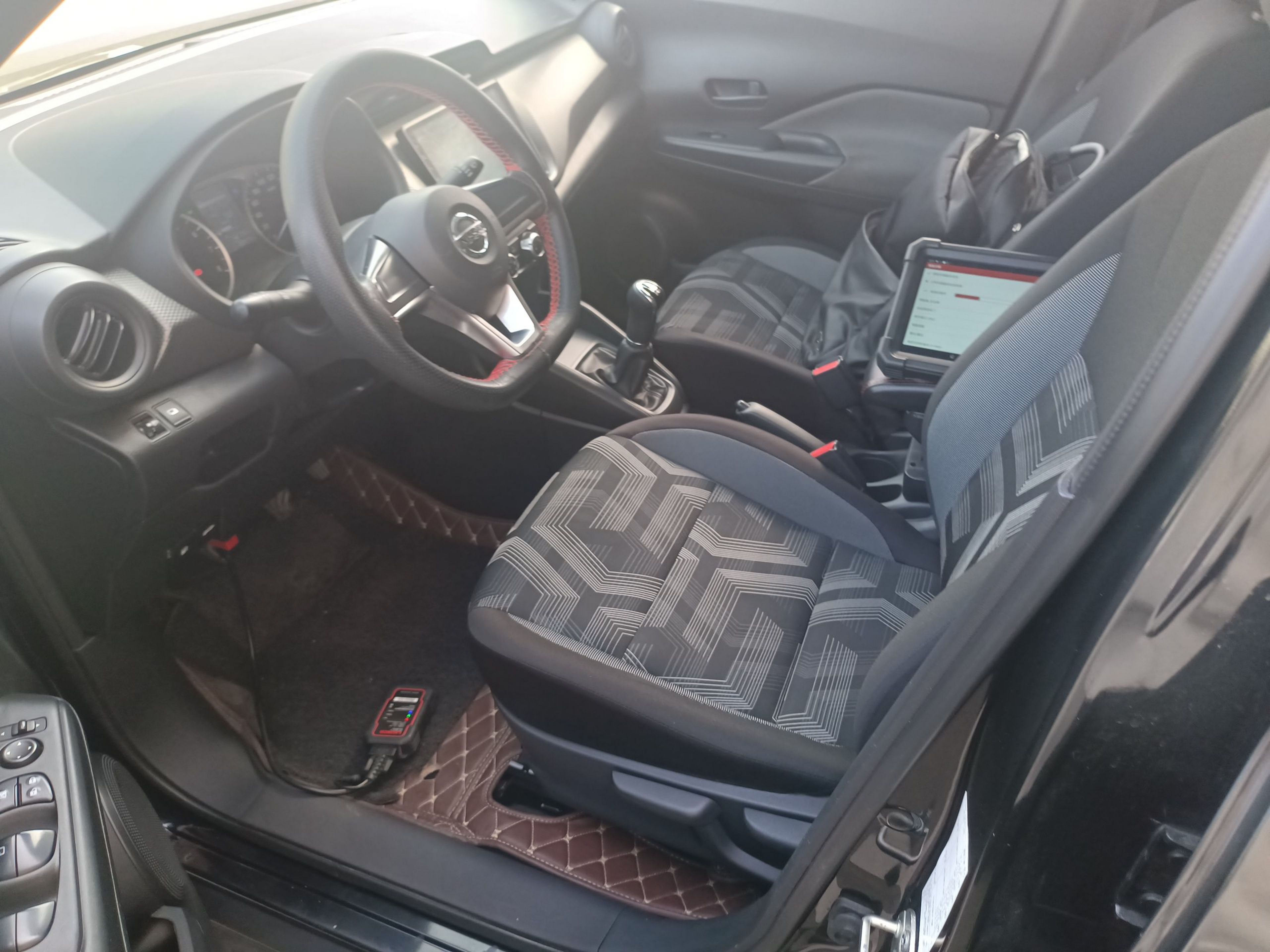 المقاعد الأمامية داخل السيارة