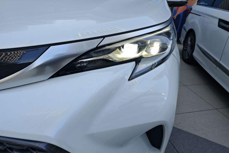 Used Toyota Granvia 2022 2.5L Hybrid Flagship Edition
