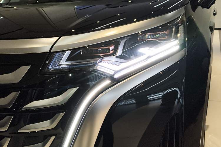 Used Denza D9 2025 DM-i Intelligent Drive 1020 Four-Wheel Drive Flagship Model
