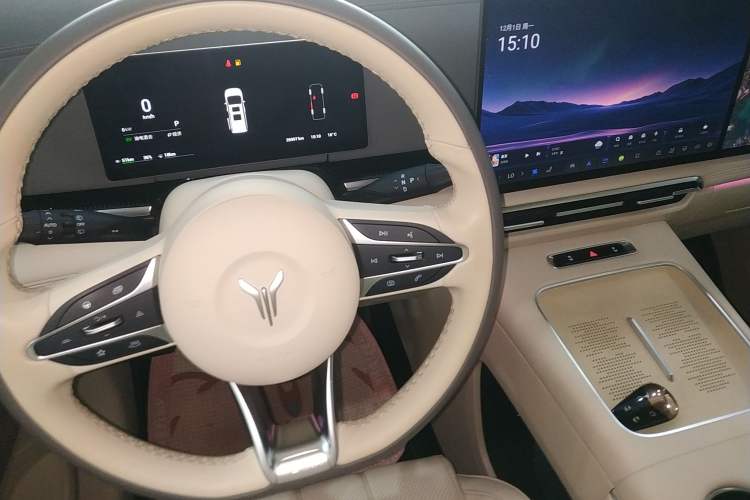 Used VOYAH Dream 2025 PHEV Four-Wheel Drive Prestige Kunpeng Edition
