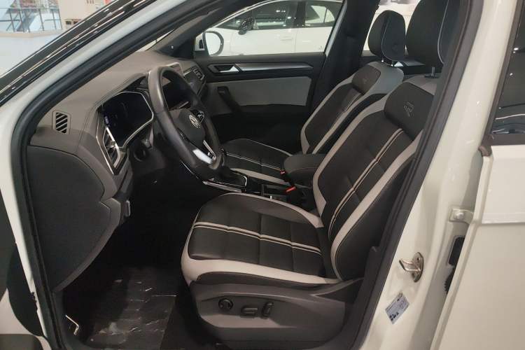 Used Volkswagen T-ROC 2023 300TSI DSG Two-Wheel Drive Starlight Edition
