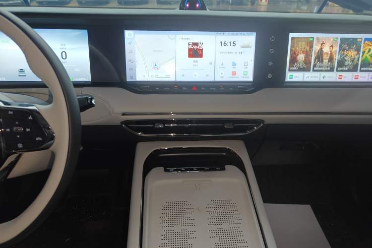 Used VOYAH FREE 2025 318 259 km All-Wheel-Drive Exploration Edition
