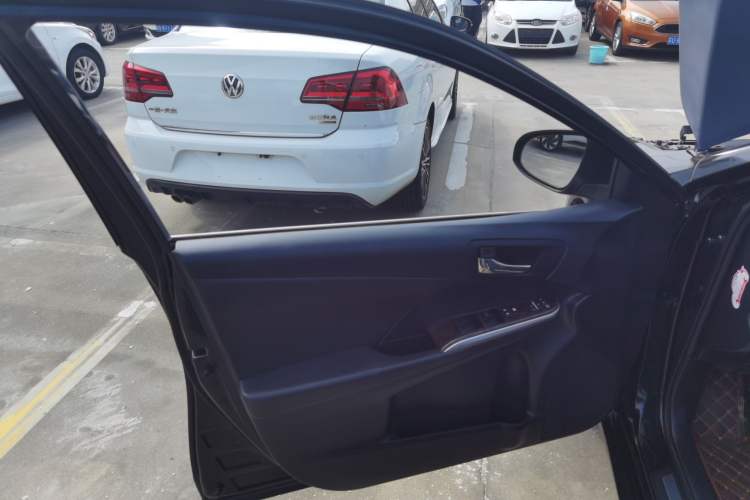 Used Toyota Camry 2016 2.0G 10th Anniversary Leading Edition
