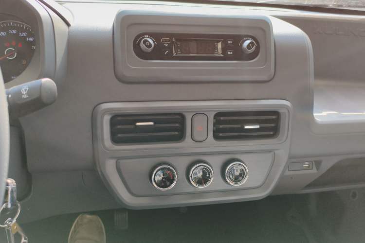 Used Wuling Yangguang 2024 300KM Comfort Version Passenger Van 75kW