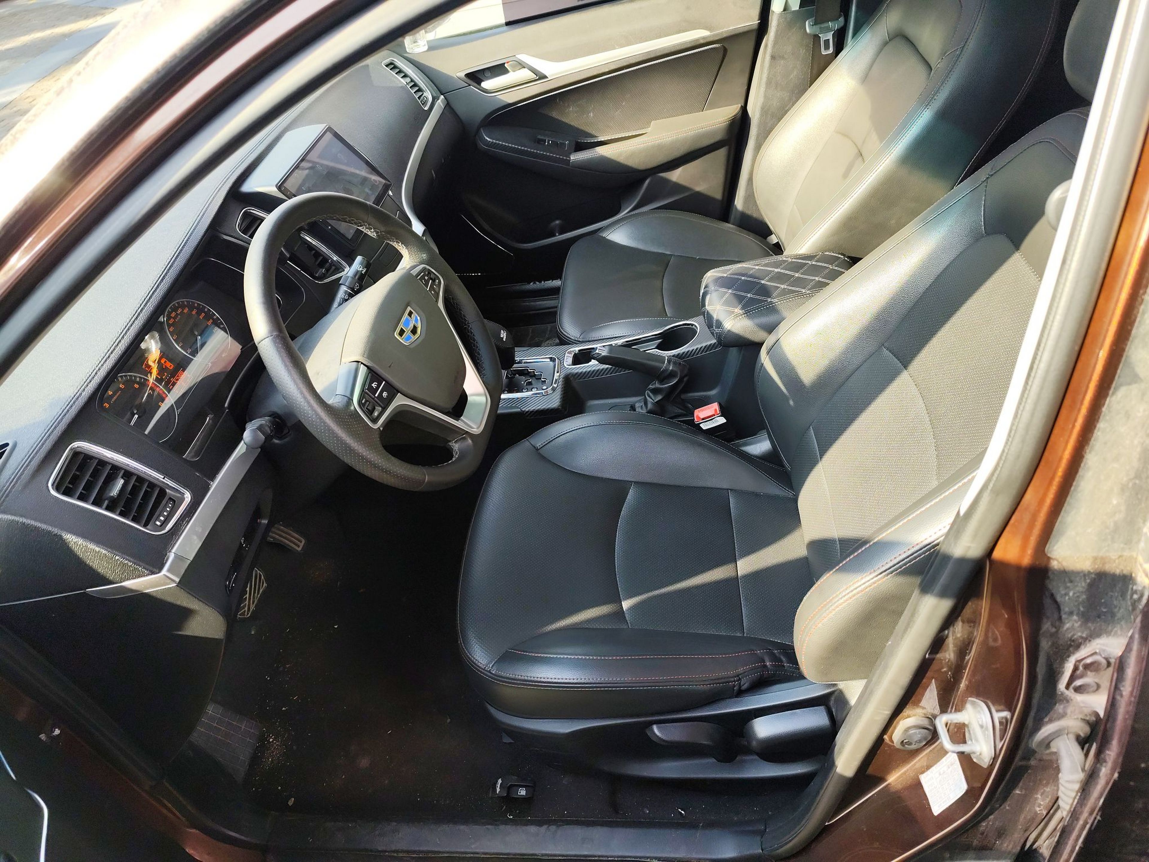 Переднее сиденье в автомобиле