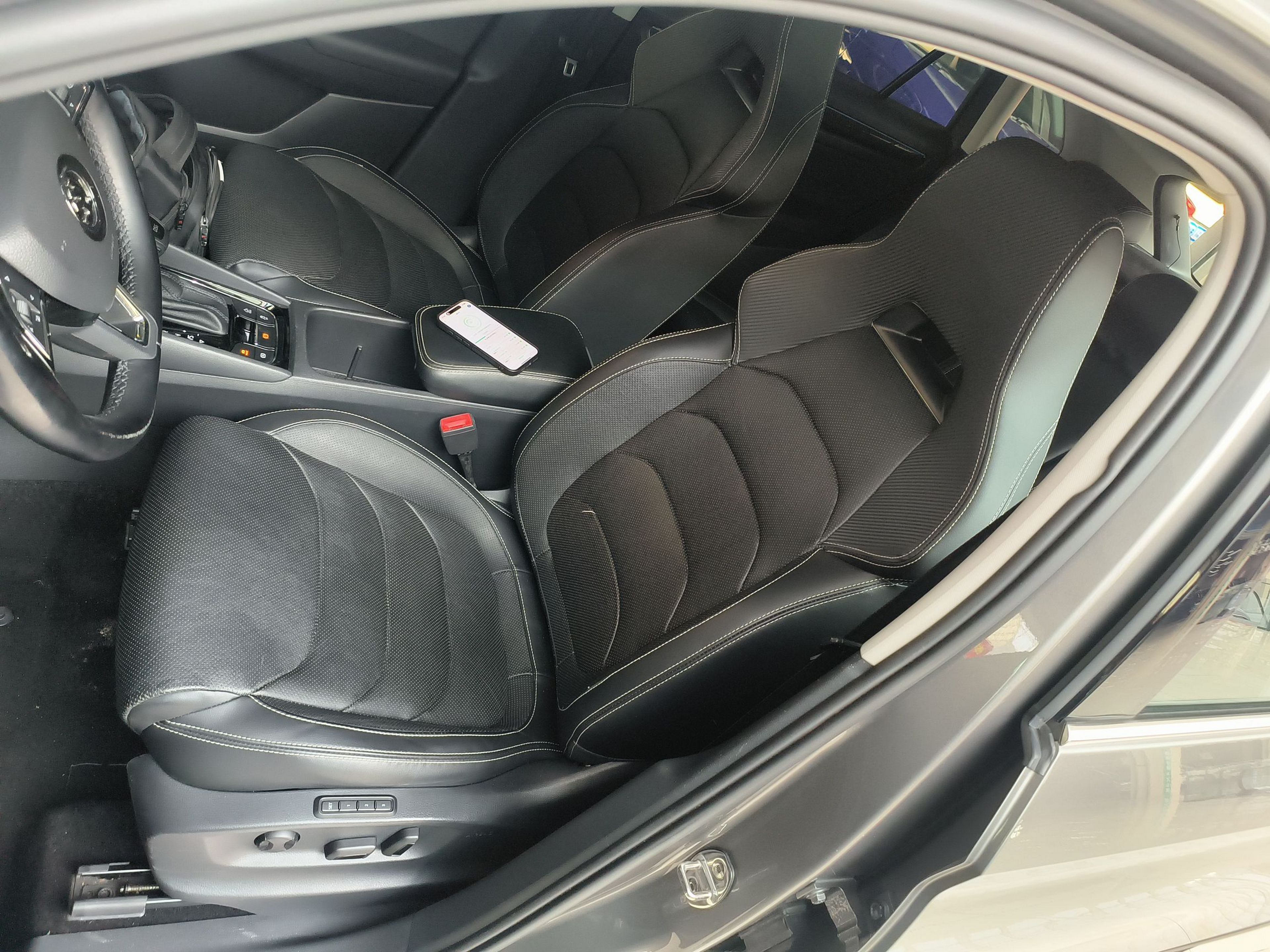 Переднее сиденье в автомобиле