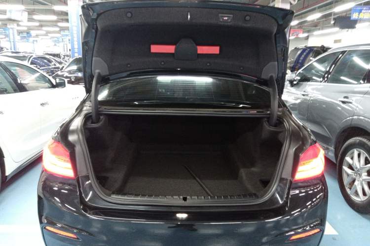 Used BMW 5 Series 2019 Facelifted 530Li Leading Edition M Sport Package
