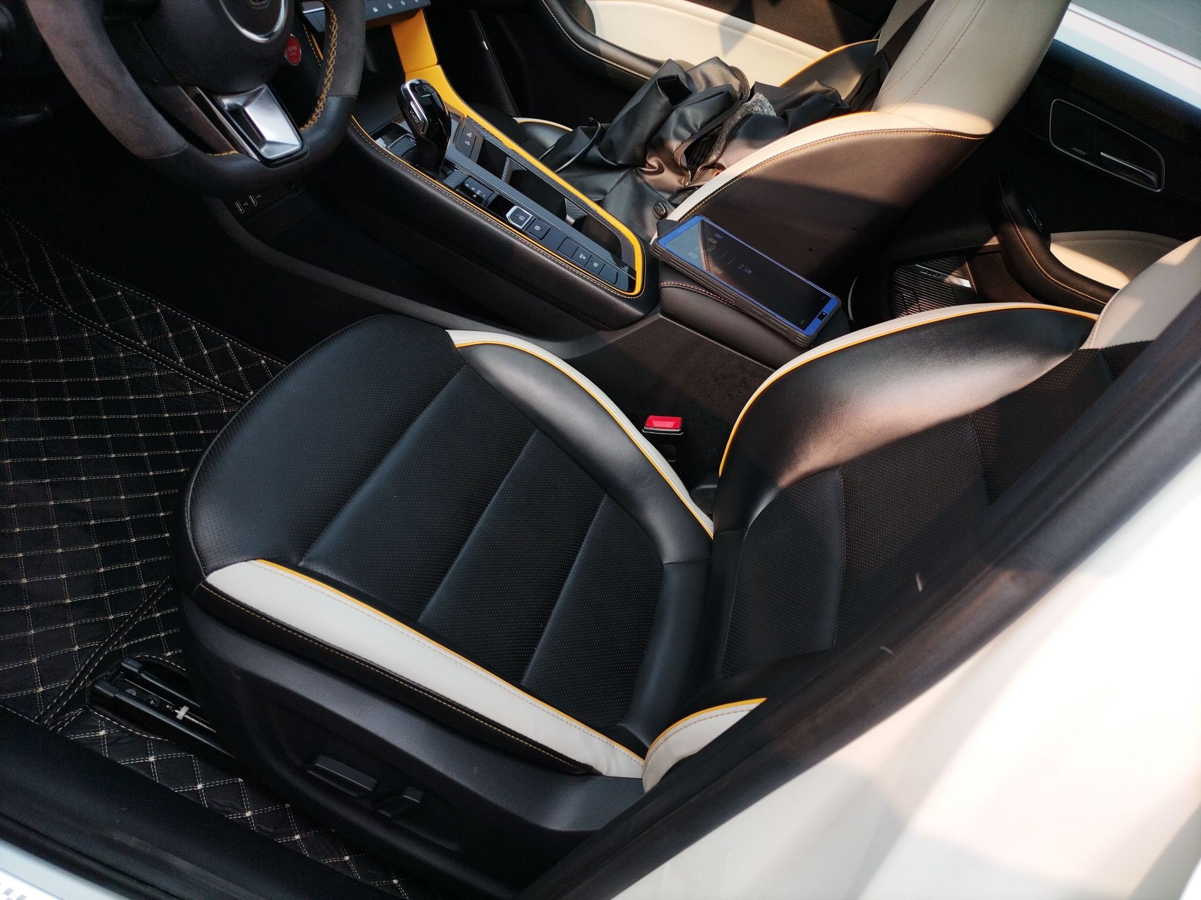 المقاعد الأمامية داخل السيارة