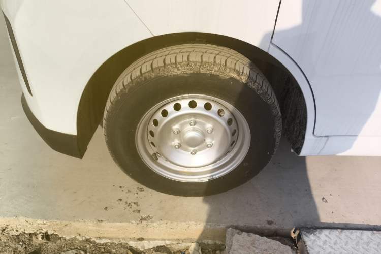 Used Wuling Yangguang 2024 300KM Comfort Version Passenger Van 75kW
